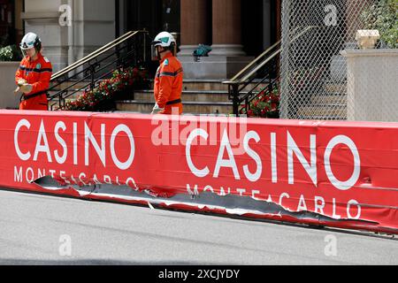 Monte Carlo, Fürstentum Monaco. Mai 2024. Formel 1 Grand Prix de Monaco auf dem Circuit de Monaco in Monte Carlo. Im Bild: Werbebanner zerstört durch vorbeifahrende Autos © Piotr Zajac/Alamy Live News Stockfoto