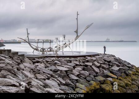 REYKJAVIK, ISLAND – 30. MAI 2024: Das Sun Voyager Monument, Wahrzeichen der Stadt Reykjavik, geschaffen von Jon Gunnar Arnason Stockfoto