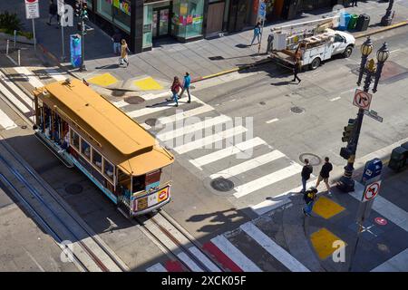 San Francisco, Kalifornien, Vereinigte Staaten von Amerika - 14. Juni 2024: eine historische Straßenbahn fährt durch die Straßen von San Francisco und überquert eine Kreuzung in der Stadt in den USA *** eine historische Straßenbahn fährt durch die Straßen von San Francisco und überquert eine Kreuzung in der Stadt in den USA Stockfoto