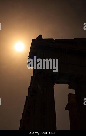 20.05.2024, xovx, Reise, Architektur, Athen - Griechenland Blick auf den Parthenon der Akropolis von Athen, in der Hauptsatdt Griechenlands im Gegenlicht. Der Parthenon ist der Tempel für die Stadtgöttin Pallas Athena Parthenos auf der Athener Akropolis. Er wurde zum Dank für die Rettung der Athener und Griechen durch die Göttin nach dem letzten Perserkrieg als dorischer peripteros erbaut. Das Gebäude beherrscht als zentraler Bau seit fast 2500 Jahren die Athener Akropolis. Athen Akropolis Athen Griechenland *** 20 05 2024, xovx, Reisen, Architektur, Athen Griechenland Blick auf den Parthenon der Stockfoto