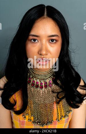 Portrait Woman Studio Portrait af eine junge, koreanische Frau mit Vintage, eiserner Halskette. Tilburg, Niederlande. MRYES Tilburg Studio Tuinstraat Noord-Brabant Nederland Copyright: XGuidoxKoppesxPhotox Stockfoto