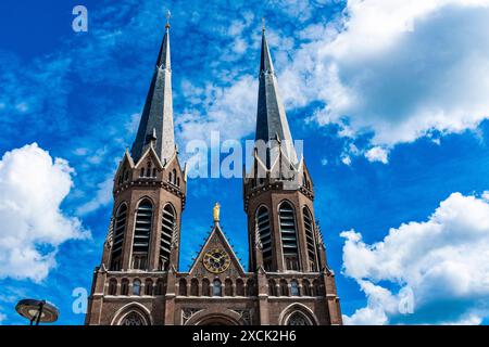 Two Towers & Blue, Bewölktes Sky Tilburg, Niederlande. Die katholische Kirche mit zwei Türmen dominiert den zentralen Marktplatz in der Innenstadt. Tilburg Heuvel Noord-Brabant Nederland Copyright: XGuidoxKoppesxPhotox Stockfoto