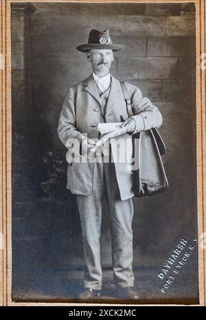 Viktorianisches Foto eines Mannes, der in einem Studio in Port Byron, New York, USA, amerikanische Uniform mit Posttasche und Briefen trägt. Der Dienst begann Ende des 19. Jahrhunderts. Der Name des Mannes ist Charles Hadden Stockfoto