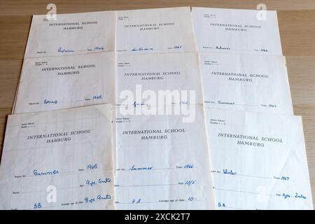 Handgeschriebene Schulgutachterkarten aus der Internationalen SchulJunior- oder Grundschulzeit in Hamburg vom 1964-1967 Stockfoto