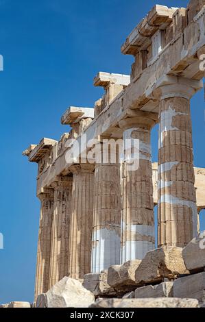 20.05.2024, xovx, Reise, Architektur, Athen - Griechenland Detailaufnahme des Parthenon der Akropolis von Athen, in der Hauptsatdt Griechenlands. Der Parthenon ist der Tempel für die Stadtgöttin Pallas Athena Parthenos auf der Athener Akropolis. Er wurde zum Dank für die Rettung der Athener und Griechen durch die Göttin nach dem letzten Perserkrieg als dorischer peripteros erbaut. Das Gebäude beherrscht als zentraler Bau seit fast 2500 Jahren die Athener Akropolis. Athen Akropolis Athen Griechenland *** 20 05 2024, xovx, Reise, Architektur, Athen Griechenland Nahaufnahme des Parthenon des Acro Stockfoto