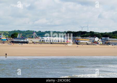 Coney Beach und Jahrmarkt vom Pier aus gesehen. Porthcawl UK, 16. Juni 2024. Stockfoto