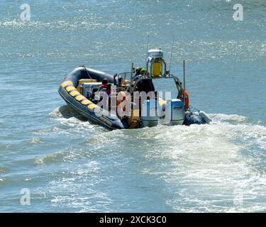 Ein Freizeitboot bietet Rib-Fahrten rund um die Porthcawl Bay beim Rescue fest 2024. Porthcawl UK, 16. Juni 2024. Stockfoto