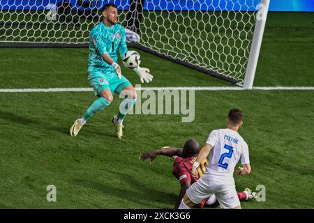 Frankfurt, Deutschland. 17. Juni 2024, Hessen, Frankfurt/M.: Fußball: Europameisterschaft, Belgien - Slowakei, Vorrunde, Gruppe E, Spieltag 1, in der Frankfurter Arena, Torhüter Martin Dubravka aus der Slowakei, wird vor dem belgischen Romelu Lukaku (M) und Peter Pekarik aus der Slowakei freigelegt. Foto: Swen Pförtner/dpa Credit: dpa Picture Alliance/Alamy Live News Credit: dpa Picture Alliance/Alamy Live News Stockfoto