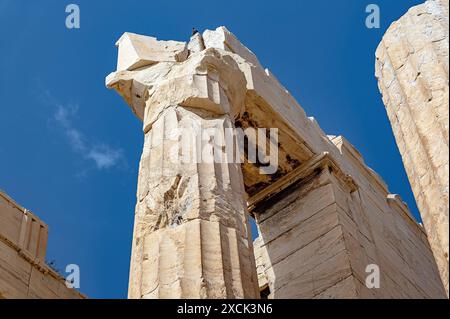 20.05.2024, xovx, Reise, Architektur, Athen - Griechenland Detailaufnahme des Propyläen der Akropolis von Athen, in der Hauptsatdt Griechenlands. Der Begriff Akropolis Oberstadt, auch Akropole genannt, bezeichnet im ursprünglichen Sinn den zu einer antiken griechischen Stadt gehörenden Burgberg bzw. die Wehranlage, die zumeist auf der höchsten Erhebung nahe der Stadt erbaut wurde. Die Akropolis von Athen ist die bekannteste der Welt. Athen Akropolis Athen Griechenland *** 20 05 2024, xovx, Reise, Architektur, Athen Griechenland Nahaufnahme der Propyläen der Akropolis von Athen, in t Stockfoto