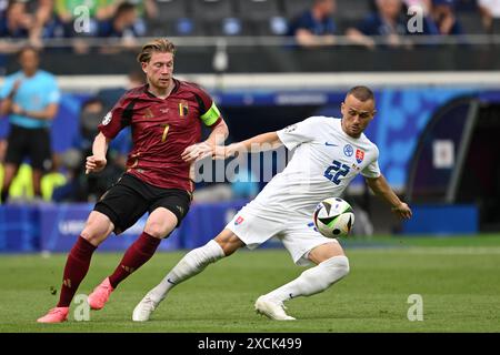 Frankfurt, Deutschland. 17. Juni 2024, Hessen, Frankfurt/M.: Fußball: Europameisterschaft, Belgien - Slowakei, Vorrunde, Gruppe E, Spieltag 1, die Frankfurter Arena, der belgische Kevin de Bruyne (l) und der slowakische Stanislav Lobotka kämpfen um den Ball. Foto: Arne Dedert/dpa Credit: dpa Picture Alliance/Alamy Live News Credit: dpa Picture Alliance/Alamy Live News Stockfoto