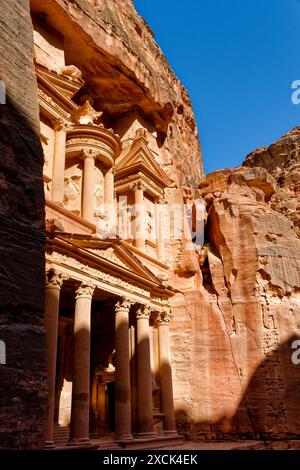 Felsformationen mit Schatzkammer, Petra, Jordanien Stockfoto