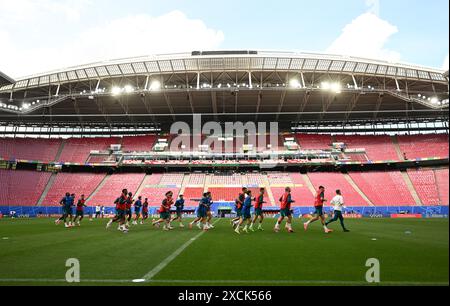 Leipzig, Deutschland. Juni 2024. Fußball, UEFA Euro 2024, Europameisterschaft, Gruppe F, Abschlusstraining Portugal, Portugal. Portugals Team wärmt sich auf. Quelle: Hendrik Schmidt/dpa/Alamy Live News Stockfoto