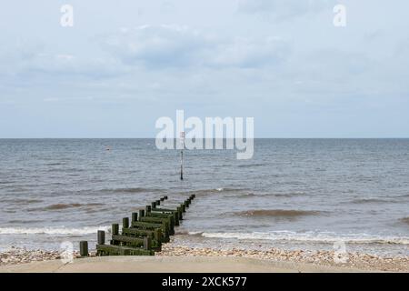 Foto des Strandes in Hunstanton in Norfolk England an einem bewölkten Tag Stockfoto