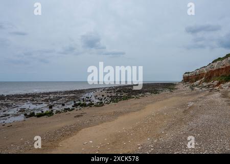 Foto des Strandes in Hunstanton in Norfolk England an einem bewölkten Tag Stockfoto