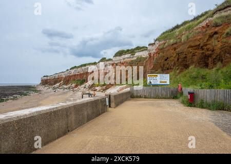 Foto des Strandes in Hunstanton in Norfolk England an einem bewölkten Tag Stockfoto