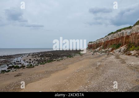 Foto des Strandes in Hunstanton in Norfolk England an einem bewölkten Tag Stockfoto