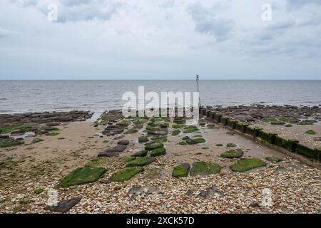 Foto des Strandes in Hunstanton in Norfolk England an einem bewölkten Tag Stockfoto