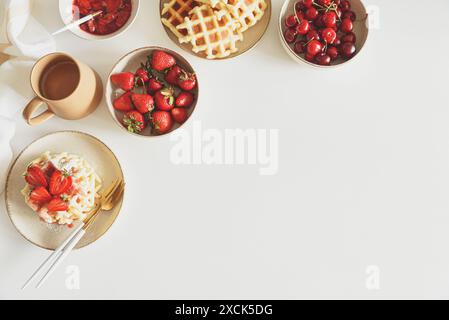 Frühstück mit belgischen Waffeln, Erdbeeren und frischer Marmelade auf weißem Tisch. Sommer-Food-Konzept. Draufsicht. Kopierbereich Stockfoto