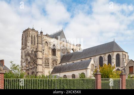 Die Kirche Saint-Vulfran ist eine ehemalige Stiftskirche in Abbeville im Departement Somme in Frankreich. Stockfoto