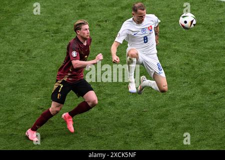 Frankfurt, Deutschland. 17. Juni 2024, Hessen, Frankfurt/M.: Fußball: Europameisterschaft, Belgien - Slowakei, Vorrunde, Gruppe E, Spieltag 1, die Frankfurter Arena, der belgische Kevin de Bruyne (l) und der slowakische Ondrej Duda kämpfen um den Ball. Foto: Swen Pförtner/dpa Credit: dpa Picture Alliance/Alamy Live News Credit: dpa Picture Alliance/Alamy Live News Stockfoto