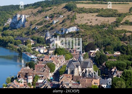 Stadtbild der Stadt Les Andelys an der seine mit der Kirche Saint-Sauveur du Petit-Andly im Vordergrund und der Saint-Jacque Stockfoto