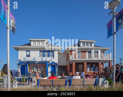 Detroit, Michigan – die Besucher warten darauf, das Motown Museum zu besichtigen, in dem Künstler von 1959 bis 1972 für Motown Records Aufnahmen. Stockfoto