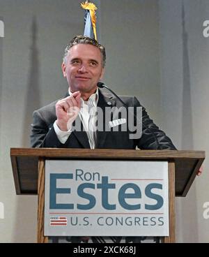 WICHITA, KANSAS - 15. JUNI 2024 Präsident des Kansas State Senats Ty Masterson unterstützt während seiner Ausführungen bei einer Spendenaktion den Kongressabgeordneten Ron Estes in seinem Antrag auf Wiederwahl in den 4. Kongressbezirk Stockfoto