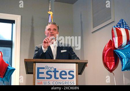 WICHITA, KANSAS - 15. JUNI 2024 Präsident des Kansas State Senats Ty Masterson unterstützt während seiner Ausführungen bei einer Spendenaktion den Kongressabgeordneten Ron Estes in seinem Antrag auf Wiederwahl in den 4. Kongressbezirk Stockfoto