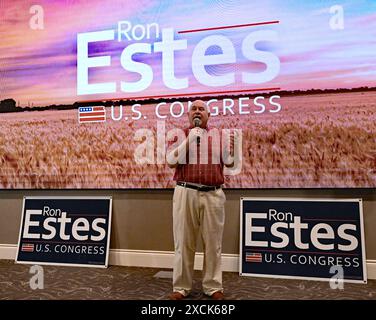 WICHITA, KANSAS - 15. JUNI 2024 der Kongressabgeordnete Ron Estes (R-KS) steht vor einem Video-Wahlkampfschild während einer Spendenaktion in seinem Antrag auf Wiederwahl für den 4. Kongresssitz. Stockfoto