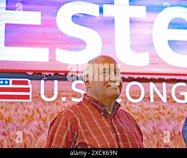 WICHITA, KANSAS - 15. JUNI 2024 der Kongressabgeordnete Ron Estes (R-KS) steht vor einem Video-Wahlkampfschild während einer Spendenaktion in seinem Antrag auf Wiederwahl für den 4. Kongresssitz. Stockfoto