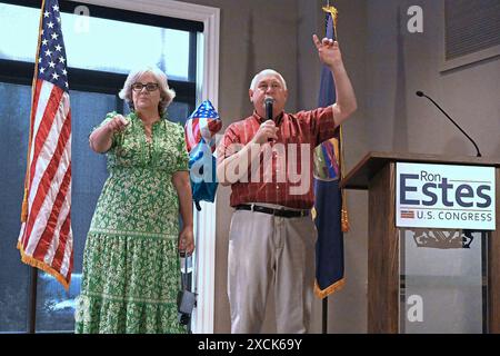 WICHITA, KANSAS - 15. JUNI 2024 der Kongressabgeordnete Ron Estes (R-KS) winkt mit seiner Frau Susan Estes auf der Bühne während einer Spendenaktion in seinem Antrag auf Wiederwahl für den 4. Kongresssitz. Stockfoto