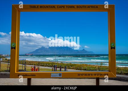 Blick von Big Bay Blouberg auf dem Tafelberg in Kapstadt, Südafrika. Stockfoto