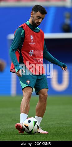 Leipzig, Deutschland. Juni 2024. Fußball, UEFA Euro 2024, Europameisterschaft, Gruppe F, Abschlusstraining Portugal, Portugals Bruno Fernandes trainiert auf dem Spielfeld. Quelle: Hendrik Schmidt/dpa/Alamy Live News Stockfoto