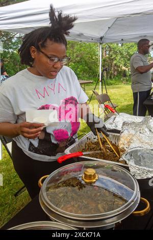 Detroit, Michigan – der Collard Green Cook-Off, ein Wettbewerb für die besten Köche der Region Detroit. Eine Jury bewertet den Aufwand Stockfoto