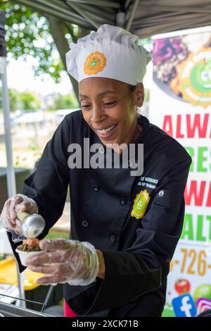 Detroit, Michigan – Chefkoch Nedra Banks serviert ihre veganen Karten im Collard Green Cook-Off, einem Wettbewerb für die besten grünen Köche in The de Stockfoto