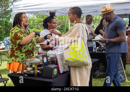 Detroit, Michigan – der Collard Green Cook-Off, ein Wettbewerb für die besten Köche der Region Detroit. Eine Jury bewertet den Aufwand Stockfoto