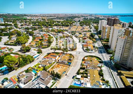 Aus der Vogelperspektive Dehesa de Campoamor, Dorf in Orihuela Costa. Wohngebiet mit Häusern, umgeben von Grün, Wohnhäuser in Küstennähe, Stockfoto