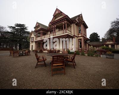 Historisches Piccarton House im viktorianischen und edwardianischen Architekturstil mit Stühlen und Tischen in Christchurch Canterbury South Island Neuseeland Stockfoto