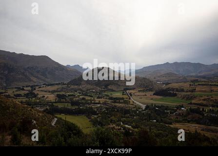 Panoramablick von der Crown Range Road hinunter ins Grastal in der Nähe von Arrow Junction Aussichtspunkt Arrowtown Otago South Island Neuseeland Stockfoto