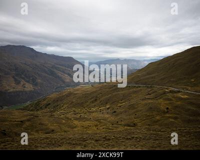 Panoramablick von der Crown Range Road hinunter ins Grastal in der Nähe von Arrow Junction Aussichtspunkt Arrowtown Otago South Island Neuseeland Stockfoto