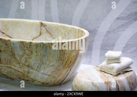 Freistehende Onyx-Badewanne in Naturstein-Bad. Selektiver Fokus. Stockfoto