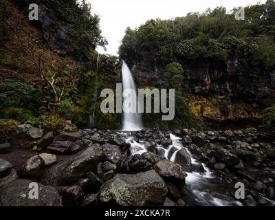 Lange ausgesetzte Naturlandschaft der Dawson Falls Te Rere O Kapuni Wasserfall an üppig grünen Buschhängen des Mount Taranaki Egmont National Park Neuseeland Stockfoto