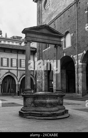 Alte Grube mit Säulen (16. Jahrhundert) im Zentrum der mittelalterlichen Piazza dei Mercanti, Mailand, Lombardei, Italien Stockfoto