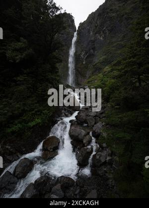 Devil's Punchbowl Falls tosender Wasserfall in üppig grünen Buchenwäldern auf Arthur's Pass Canterbury Southern Alps South Island Neuseeland Stockfoto