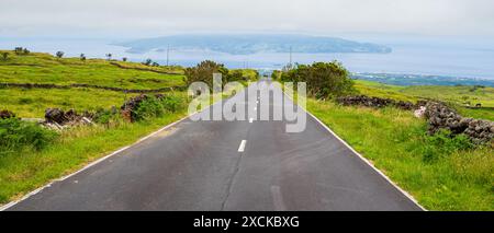 Asphaltstraße mit der wunderschönen Landschaft rund um die Insel Pico im Azoren-Archipel. Stockfoto