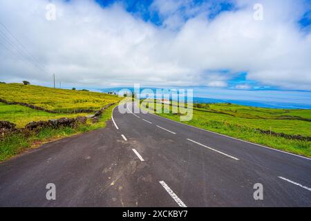 Asphaltstraße mit der wunderschönen Landschaft rund um die Insel Pico im Azoren-Archipel. Stockfoto