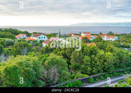 Küstengebiet der Gemeinde Sao Roque auf der Insel Pico auf den Azoren. Kräftige und kontrastreiche Farben. Stockfoto