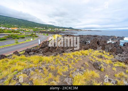 Küstengebiet der Gemeinde Sao Roque auf der Insel Pico auf den Azoren. Kräftige und kontrastreiche Farben. Stockfoto