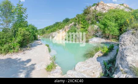 Parco dei Mulini in der Toskana, Italien; 17. Juni 2024 - hier können Sie sich an einer Quelle mit natürlich heißem Wasser entspannen. Stockfoto