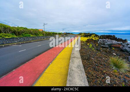 Küstengebiet der Gemeinde Sao Roque auf der Insel Pico auf den Azoren. Kräftige und kontrastreiche Farben. Stockfoto